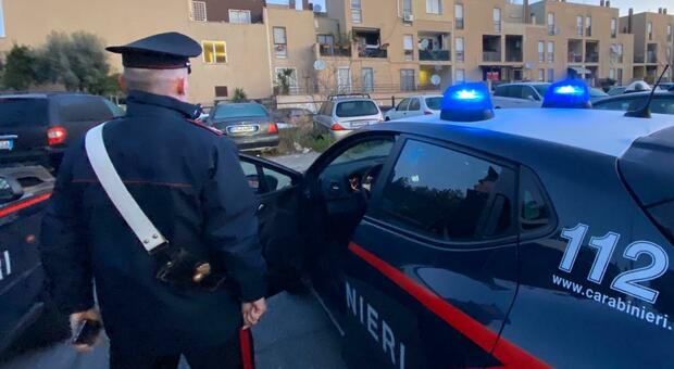 Barricata in casa per tre ore, minaccia di buttarsi dalla finestra: salvata dai carabinieri