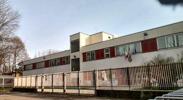 Milano, power bank esplode nello zaino di uno studente a scuola: 7 studenti e un insegnante feriti. Ragazza in ospedale Foto