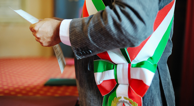 Fascia tricolore, la prefettura “richiama” il comune di Cicciano: «Ecco quando può essere usata»