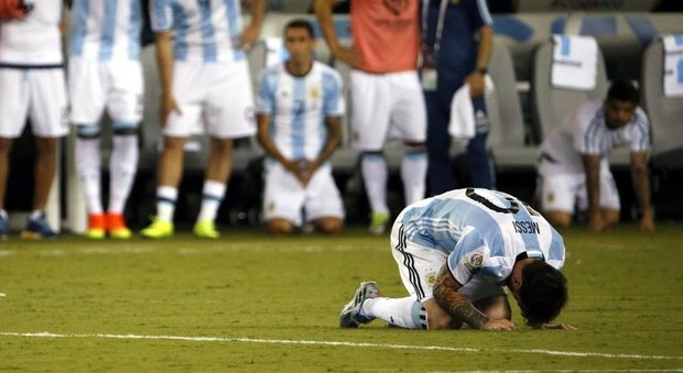 Rigori fatali per l'Argentina, il Cile è campione. Messi sbaglia, poi lo choc: «Lascio la Nazionale»