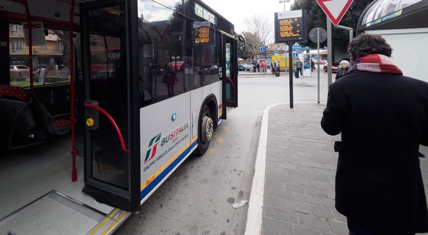 Roma, minaccia autista e passeggeri del bus con forbici: bloccato