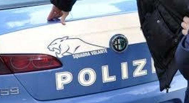 Minaccia e aggredisce i passanti, 33enne arrestato nel Napoletano