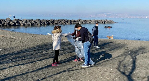 Volontari in azione a Portici, via i rifiuti dal porto e dalla spiaggia del Granatello
