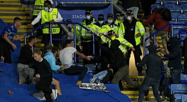 Leicester-Napoli, arrestati 9 tifosi partenopei per una rissa nel prepartita. La polizia locale: «Comportamenti vergognosi»