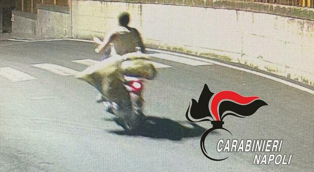 Napoli, uccide il connazionale e trasporta il cadavere in scooter: video choc