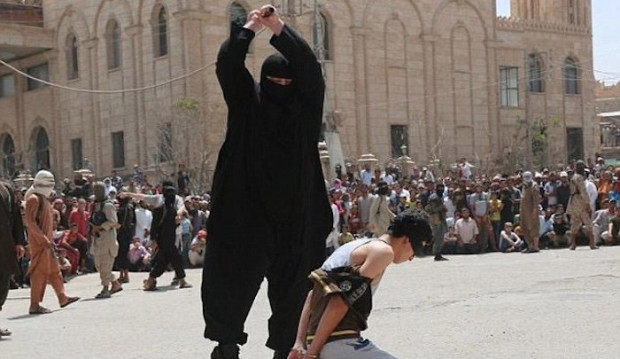 Isis, 15enne sorpreso ad ascoltare musica occidentale: i jihadisti lo decapitano in pubblico