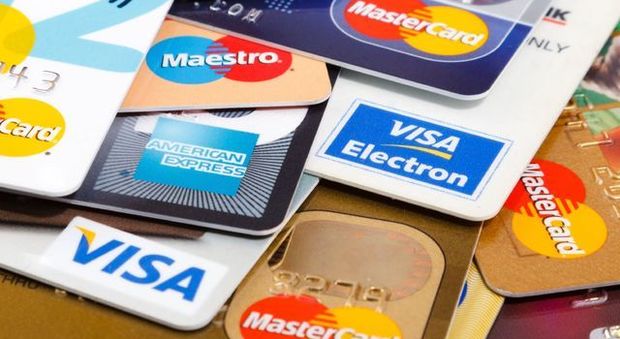 Voucher con carte di credito clonate: scoperta maxi truffa da 1,5 milioni, perquisizioni da Napoli a Frosinone