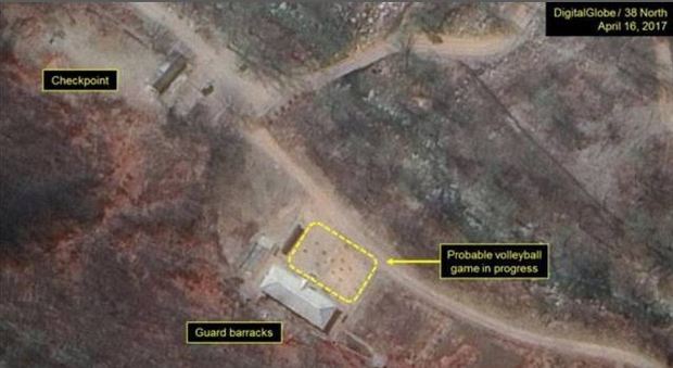 Corea del Nord, nel sito nucleare gli scienziati giocano a pallavolo. Ma tutto è pronto per il test