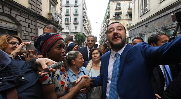 Salvini a Napoli tra applausi e cori da stadio: «Porterò 100 poliziotti». E scatta selfie con i migranti