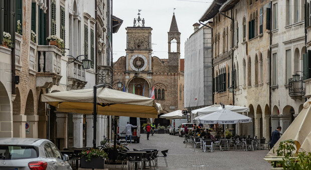 Una veduta di Corso Vittorio Emanuele e del Municipio di Pordenone