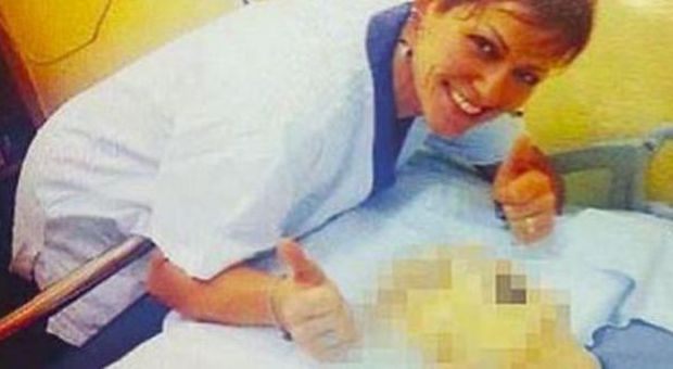 Infermiera accusata di omicidio ride con il cadavere di un paziente