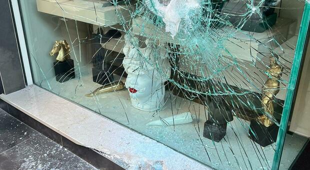 Rapinatori incappucciati sfondano la vetrina di una gioielleria del centro