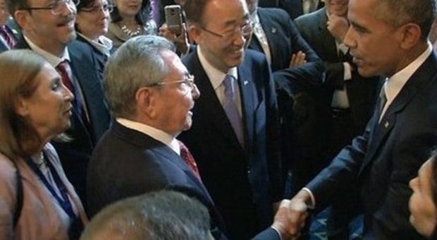 La stretta di mano tra Obama e Castro