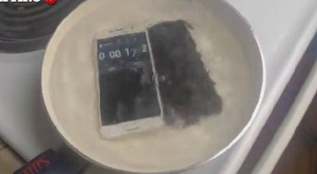 Cosa succede se si mettono a bollire un Galaxy S6 e un iPhone6| Video
