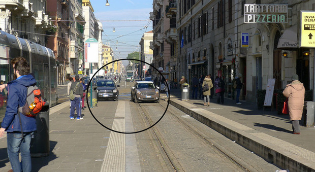 Roma, caos Flaminio: tram ostaggio della sosta selvaggia