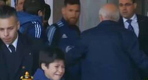Baby fan di Messi bloccato dalla security: bimbo in lacrime, ma interviene Leo