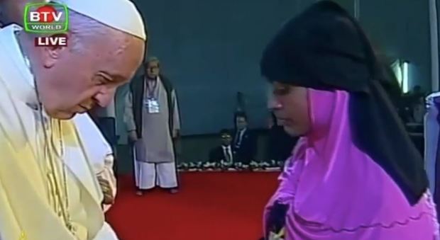 Dacca, Papa Francesco si inchina davanti ai profughi Rohingya: «Vi chiedo perdono per l'indifferenza del mondo»