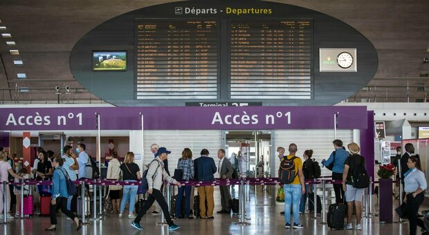 Caos voli, nuovi stop in Europa: aerei sempre più a terra, l'invasione dei bagagli e la caccia al rimborso