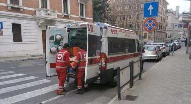 L'ambulanza della Croce Rossa in soccorso fuori dalla chiesa