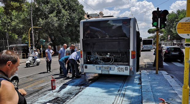 Roma, autobus prende fuoco in viale Regina Elena