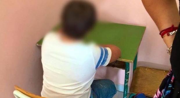 Bimbo disabile messo faccia al muro dalla maestra di sostengo alla scuola Montessori: «Un esperimento»