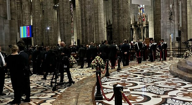 Berlusconi, i funerali. Il live tweeting di Mario Ajello: «I primi ad arrivare sono i tiratori scelti piazzati tra le guglie del Duomo e sulle terrazze della Galleria»