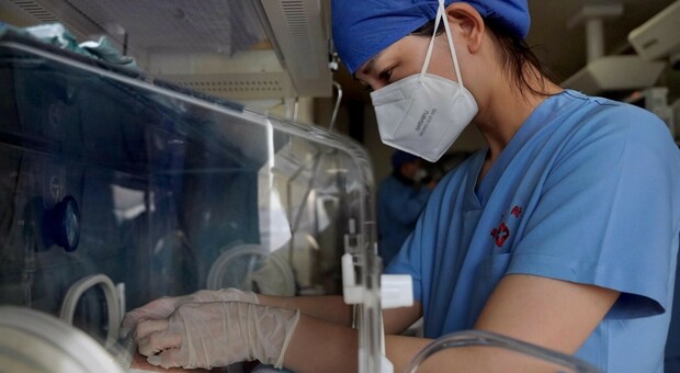 Polmoniti nei bambini in Cina, boom di casi anche in Francia. Allarme per il batterio Mycoplasma pneumoniae