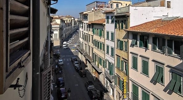 Ragazza di 33 anni trovata morta in casa: un altro giallo a Firenze. Forse un suicidio