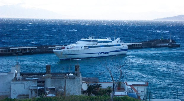 Guasto a bordo, nave Caremar per Pozzuoli «dirottata» a Napoli
