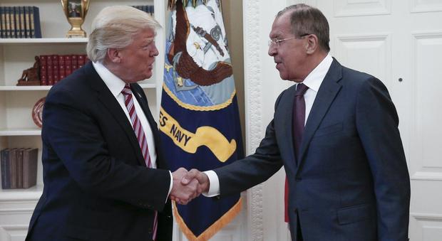 Trump, l'accusa del Washington Post: «Ha rivelato a Lavrov un'informazione top secret sull'Isis»