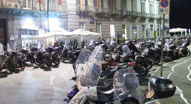 Piazza Vittoria, due coltellate per uno scooter