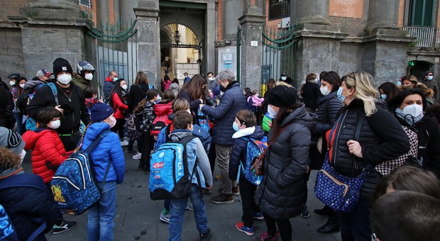 Covid a scuola, contagi in 25 istituti a Napoli e i presidi denunciano: «È caos con le nuove norme»