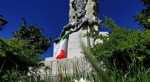 Monumento Caduti: il Comune non mette fiori, blitz dei giovani per posizionare il tricolore