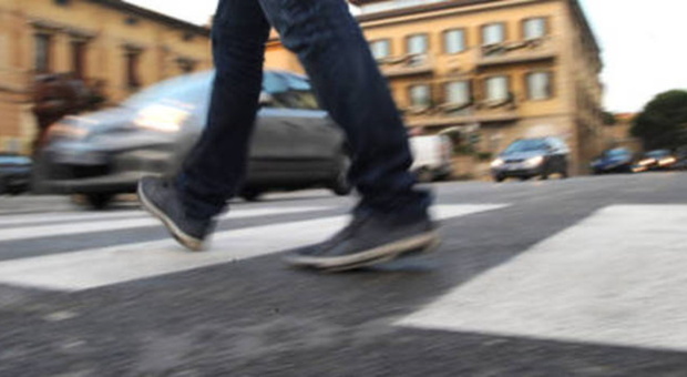 Torino, non dà la precedenza al pedone e viene accoltellato: grave 25enne