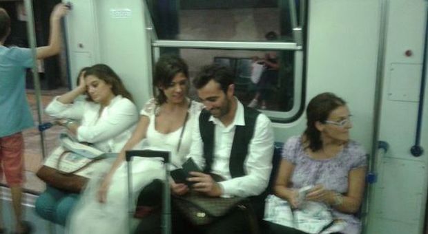 Sposi in metro Foto