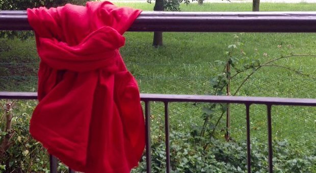 Drappi rossi alle finestre in tutta Italia: le donne dicono no al femminicidio