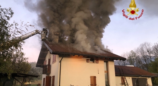 L'incendio dell'abitazione di Villa Bruna, pompieri impegnati per domare le fiamme
