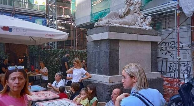 La statua del Nilo a Napoli è circondata dai tavolini e resti di pasti