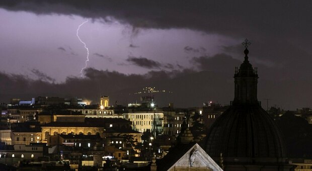 Maltempo a Roma, diluvio e fulmini sulla Capitale: quanto durerà e dove ci sono i maggiori disagi