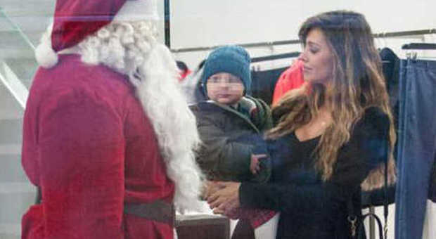 Belen Rodriguez, shopping natalizio col figlio Santiago e Cecilia