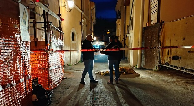 L'Aquila, 60enne trovato morto in via Fortebraccio: si fa strada l'ipotesi della lite