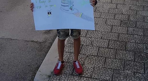 immagine Clima, Fridays for future: bambino manifesta da solo in piazza. Il sindaco: «È il mio eroe»
