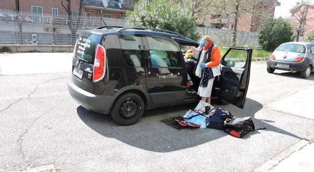 L'anziana turista belga vicina alla sua auto