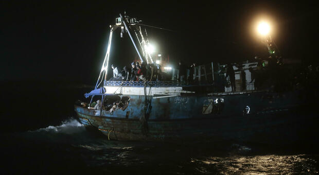 Navi migranti, due Ong entrano in acque italiane. Piantedosi: «Humanity in rada per verificare emergenze. Aiuti solo a chi ha diritto»