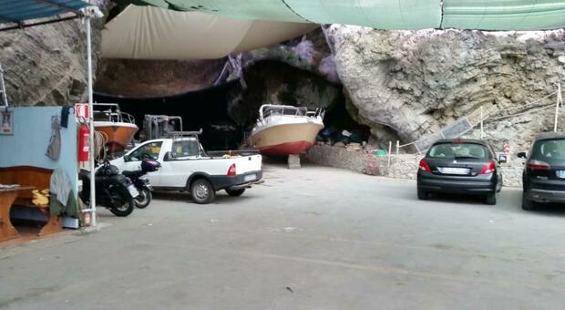 Il parcheggio nella grotta