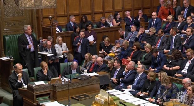 Brexit, schiaffo a Johnson: speaker dei Comuni blocca il voto sull'accordo