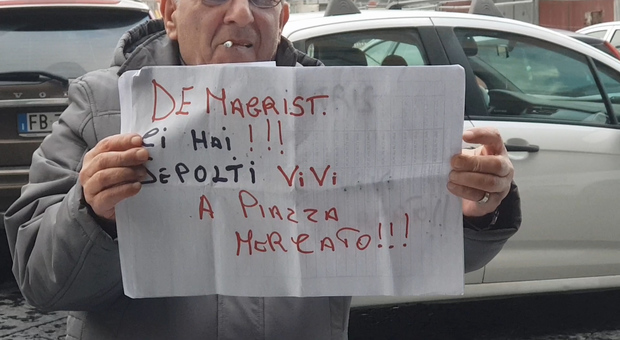 Napoli, nuovo cantiere a piazza Mercato e commercianti infuriati: «Il Comune ci ingabbia»