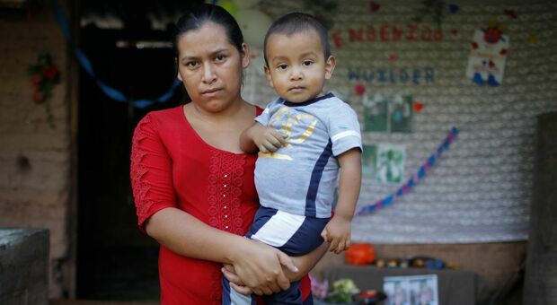 Migranti, bambino di due anni riabbraccia la sua famiglia in Honduras dopo l'abbandono in Messico