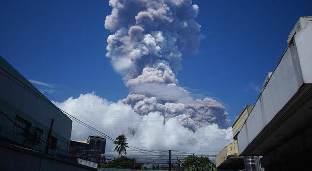 Filippine, erutta il vulcano Mayon: oltre 40mila persone in fuga dalle zone circostanti