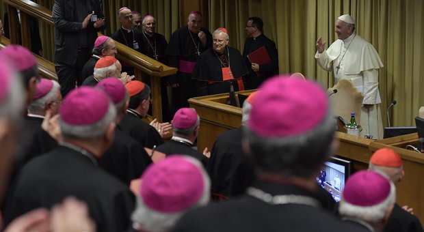 L'allarme del Papa ai vescovi italiani «Troppi gay nei seminari, vigilate»